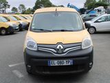 une camionnette jaune garée sur un parking avec d'autres voitures