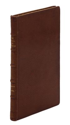 un vieux livre marron à la couverture en cuir sur fond blanc