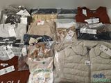 de nombreux types de vêtements sont exposés dans le magasin