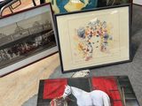 de nombreux tableaux représentant des chevaux, ainsi que des chevaux posés par terre