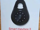 un gros plan d'une boîte contenant un clavier
