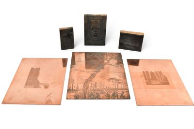 Plusieurs œuvres d'art sont posées sur une surface blanche