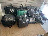 de nombreux sacs de bagages posés sur le sol les uns à côté des autres