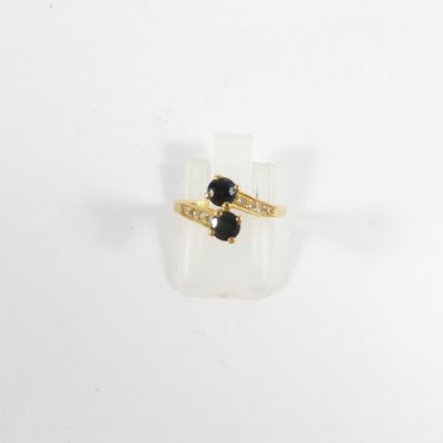 Gros plan sur une bague ornée d'une pierre noire