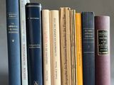 de nombreux livres alignés sur une étagère