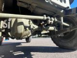 un gros plan de l'avant d'un véhicule militaire