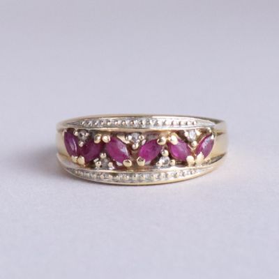 un gros plan d'une bague en or sertie de rubis