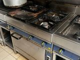 une casserole posée sur la cuisinière, dans la cuisine, à côté de la cuisinière