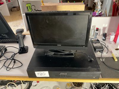 un ordinateur portable posé sur un bureau à côté d'un moniteur