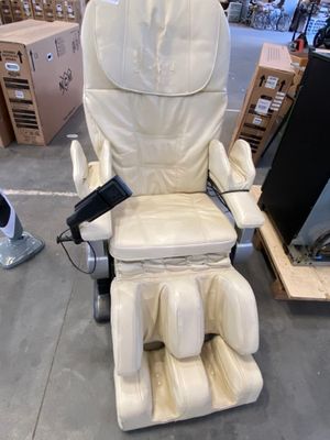 une photo d'un fauteuil de massage dans un entrepôt