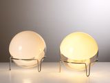 une paire de lampes de table modernes posées sur une table blanche
