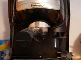 une cafetière posée sur une table en bois