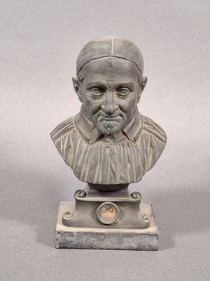 statue représentant le buste d'un homme barbu portant un col