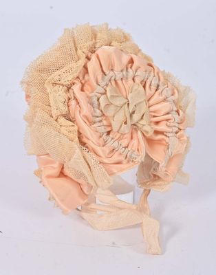 fleur couleur pêche sur un bandeau, sur fond blanc