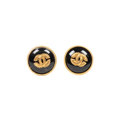 une paire de boucles d'oreilles Chanel noires et dorées