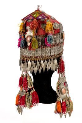 une image représentant un chapeau coloré orné de pompons