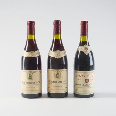 trois bouteilles de vin posées les unes à côté des autres sur une surface blanche