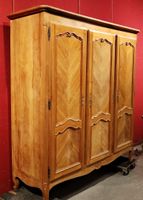Armoire trois portes en merisier. (photo 3)