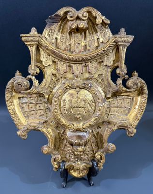 une image représentant une horloge dorée posée sur un socle, sur un fond bleu