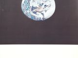 un livre sur lequel figure une image de la Terre