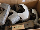 une boîte en carton remplie de morceaux de métal de toutes sortes