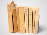 plusieurs livres sont empilés sur une surface blanche