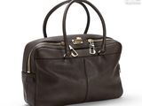 un sac à main en cuir marron sur fond blanc