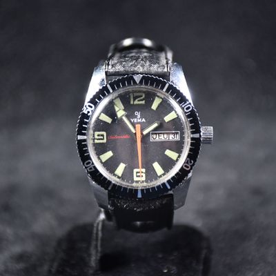 une montre posée sur une surface noire