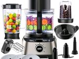 une photo d'un mixeur contenant de nombreux aliments différents