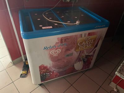 une machine à glaces bleue et blanche dans une cuisine