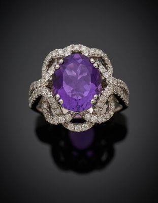 une bague en améthorate et diamants