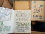 beaucoup de timbres et de timbres posés sur une table