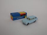une image représentant une petite voiture et une boîte posées sur une table