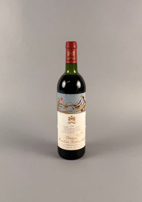 une bouteille de vin posée sur une table