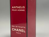 gros plan d'un flacon de parfum sur une surface blanche