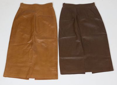 deux jupes en cuir marron posées sur une surface blanche