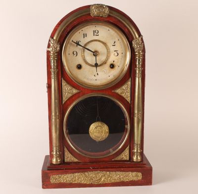 Pendule borne en bois et métal doré, le cadran à chiffres ar…