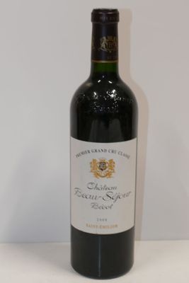 une bouteille de vin posée sur une table