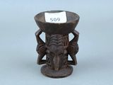 une image représentant un petit vase en bois sur lequel est apposée une étiquette