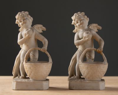 Paire de putti tenant une corbeille de pommes.