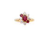 gros plan d'une bague en diamant et rubis sur fond blanc