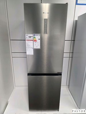 une photo d'un réfrigérateur en acier inoxydable dans un magasin