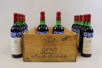 six bouteilles de vin dans un coffret en bois muni d'une étiquette