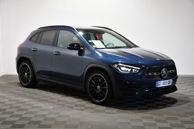 un SUV Mercedes bleu garé sur un sol à damier