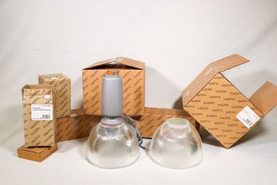 deux verres à vin vides posés à côté d'une boîte de verres à vin vides