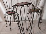trois chaises et une table sont posées sur un fond blanc