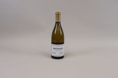 la bouteille de vin blanc est posée sur la table