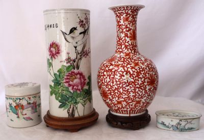 trois vases posés sur une table l'un à côté de l'autre