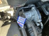 une image montrant un gros plan du moteur d'une voiture, sur lequel figure une étiquette