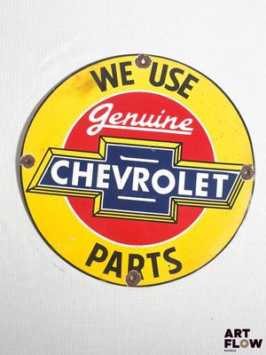 une pancarte indiquant « Nous utilisons des pièces d'origine Chevrolet » apposée sur le côté d'un camion